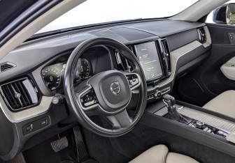 Подержанный автомобиль Volvo XC60 2018 года (15 фото)