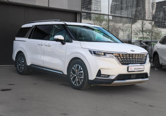 Подержанный автомобиль Kia Carnival 2021 года (3 фото)