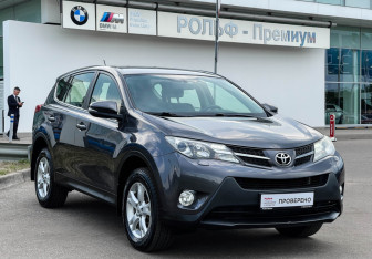 Подержанный автомобиль Toyota RAV4 2014 года (3 фото)
