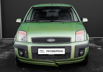 Подержанный автомобиль Ford Fusion 2006 года (2 фото)