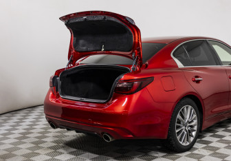 Подержанный автомобиль Infiniti Q50 2017 года (16 фото)