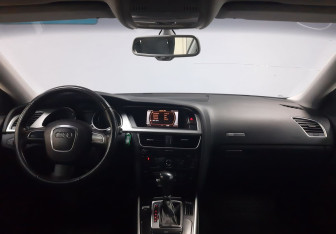 Подержанный автомобиль Audi A5 Coupe 2010 года (12 фото)