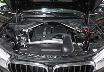 Подержанный автомобиль BMW X6 2015 года (9 фото)