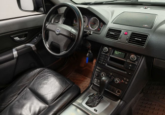 Подержанный автомобиль Volvo XC90 2006 года (11 фото)