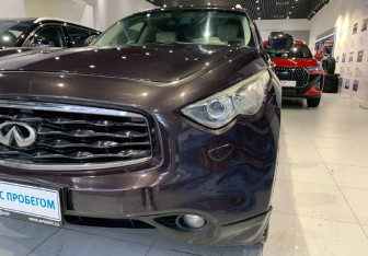 Подержанный автомобиль Infiniti FX 2011 года (9 фото)