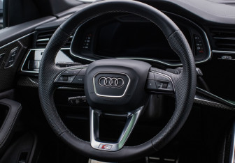Подержанный автомобиль Audi SQ8 2023 года (15 фото)