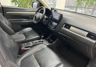Подержанный автомобиль Mitsubishi Outlander 2013 года (9 фото)