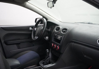 Подержанный автомобиль Ford Focus Hatchback 2005 года (11 фото)