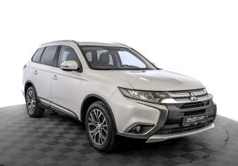 Подержанный автомобиль Mitsubishi Outlander 2018 года (3 фото)