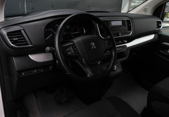 Подержанный автомобиль Peugeot Traveller 2021 года (15 фото)