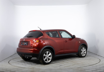 Подержанный автомобиль Nissan Juke 2011 года (5 фото)
