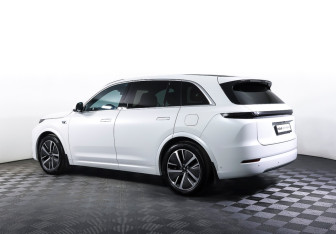 Подержанный автомобиль LiXiang L7 2024 года (7 фото)