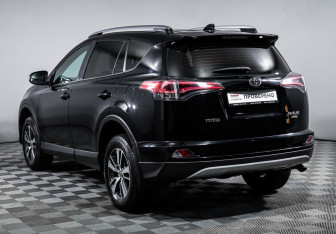 Подержанный автомобиль Toyota RAV4 2018 года (7 фото)