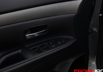 Подержанный автомобиль Mitsubishi Outlander 2012 года (17 фото)