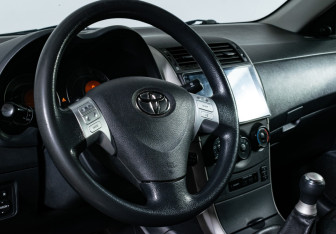 Подержанный автомобиль Toyota Corolla Sedan 2008 года (13 фото)
