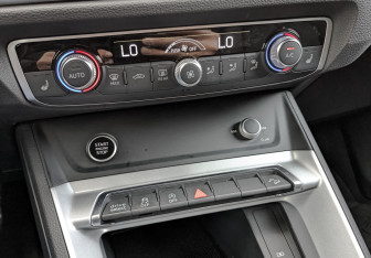Подержанный автомобиль Audi Q3 2021 года (21 фото)