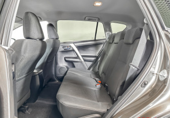 Подержанный автомобиль Toyota RAV4 2019 года (10 фото)