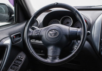 Подержанный автомобиль Toyota RAV4 2005 года (15 фото)