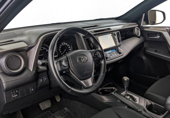 Подержанный автомобиль Toyota RAV4 2018 года (15 фото)