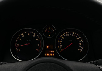 Подержанный автомобиль Opel Astra Sedan 2012 года (20 фото)