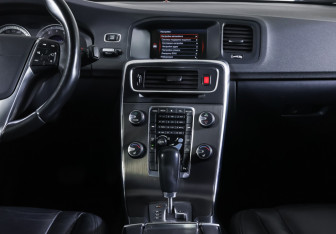Подержанный автомобиль Volvo S60 2012 года (13 фото)