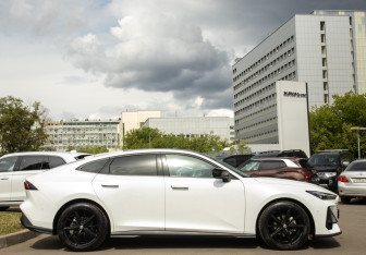 Подержанный автомобиль Changan UNI-V 2024 года (3 фото)