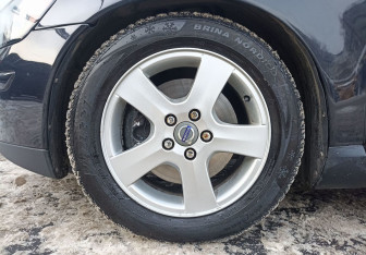 Подержанный автомобиль Volvo V50 2006 года (9 фото)