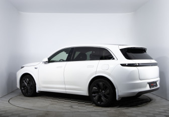 Подержанный автомобиль LiXiang L7 2023 года (7 фото)