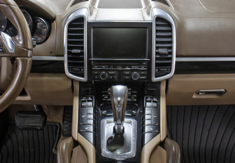 Подержанный автомобиль Porsche Cayenne 2013 года (17 фото)