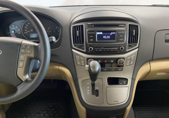Подержанный автомобиль Hyundai H-1 2018 года (12 фото)