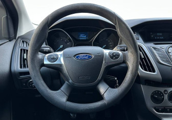 Подержанный автомобиль Ford Focus Hatchback 2013 года (12 фото)