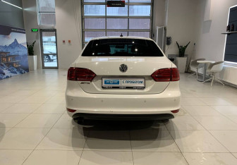 Подержанный автомобиль Volkswagen Jetta Sedan 2014 года (5 фото)