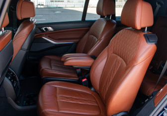 Подержанный автомобиль BMW X7 2021 года (10 фото)