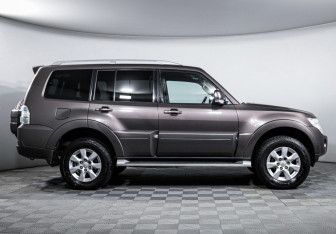 Подержанный автомобиль Mitsubishi Pajero 2011 года (4 фото)