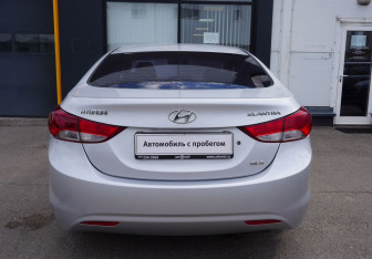 Подержанный автомобиль Hyundai Elantra Sedan 2011 года (6 фото)