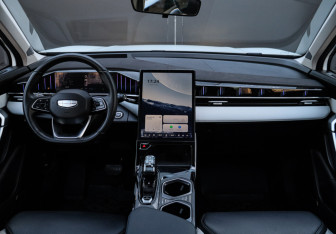 Подержанный автомобиль Geely Atlas 2024 года (9 фото)