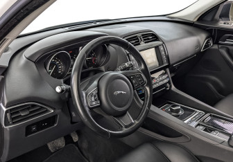 Подержанный автомобиль Jaguar F-Pace 2017 года (15 фото)