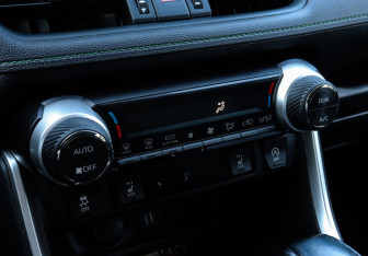 Подержанный автомобиль Toyota RAV4 2023 года (12 фото)