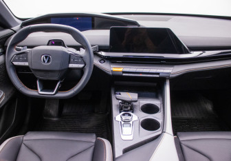 Подержанный автомобиль Changan UNI-V 2023 года (13 фото)