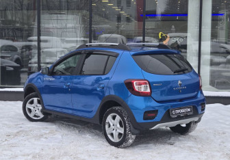 Подержанный автомобиль Renault Sandero 2017 года (6 фото)