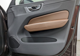 Подержанный автомобиль Volvo XC60 2019 года (19 фото)