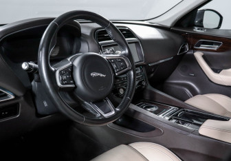 Подержанный автомобиль Jaguar F-Pace 2018 года (14 фото)