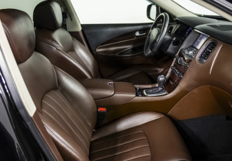 Подержанный автомобиль Infiniti QX50 2016 года (10 фото)