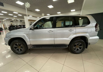 Подержанный автомобиль Toyota Land Cruiser Prado 2003 года (8 фото)
