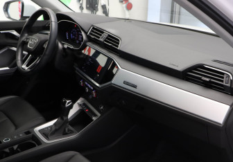 Подержанный автомобиль Audi Q3 2021 года (23 фото)