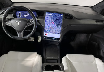 Подержанный автомобиль Tesla Model X 2020 года (12 фото)