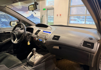 Подержанный автомобиль Honda Civic Sedan 2011 года (10 фото)