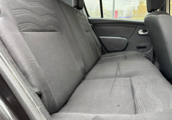 Подержанный автомобиль Renault Sandero 2013 года (11 фото)