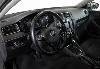 Подержанный автомобиль Volkswagen Jetta Sedan 2017 года (9 фото)