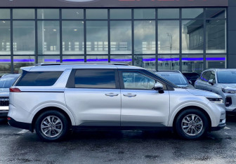 Подержанный автомобиль Kia Carnival 2021 года (4 фото)